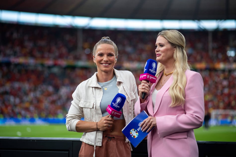 Tabea Kemme (34, l.) agiert als Expertin, Anna Sara Lange (44, r.) als Field-Reporterin.
