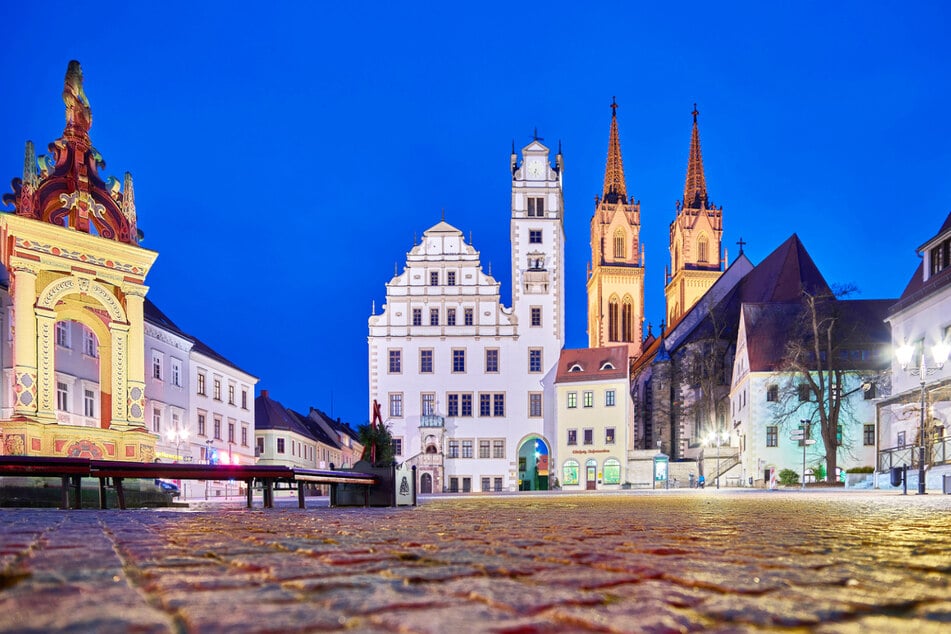 Zwischen historischen Gebäuden schlendern Besucher durch die schöne Innenstadt.