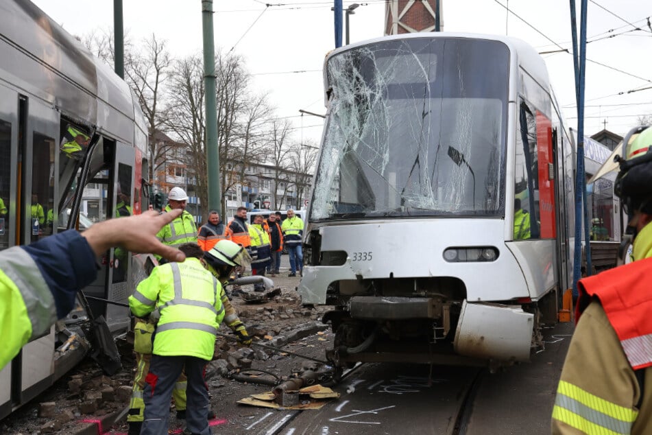 Am Mittwochnachmittag waren in Düsseldorf zwei Waggons einer Straßenbahn entgleist.