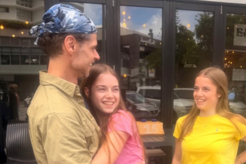 Für seine Zwillingstöchter Lilly-Marleen und Amelie-Sophie (15) muss Stephen Dürr (51) jetzt tief in die Tasche greifen.