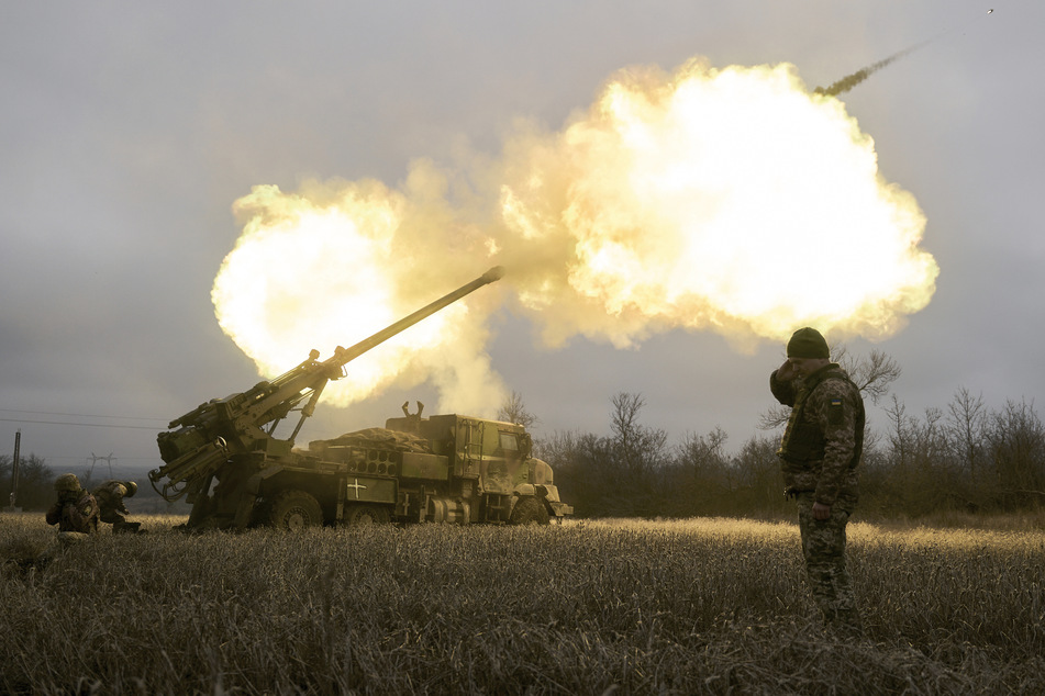 Zuletzt häufen sich die Meldungen über Angriffe auf russischem Gebiet. Hier feuern die Ukrainer mit einer Panzerhaubitze auf russische Stellungen.