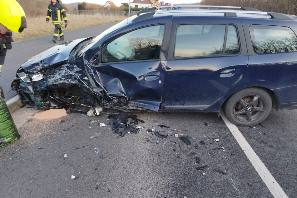 Der 23 Jahre alte Fahrer des Dacia musste mit einem Rettungsdienst ins Krankenhaus gebracht werden.