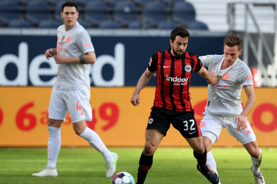 Eintracht-Dribbler Amin Younes (M.) - hier im Zweikampf mit Joshua Kimmich (r.) vom FC Bayern München - zeigte sich in der ersten Halbzeit in bestechender Form.