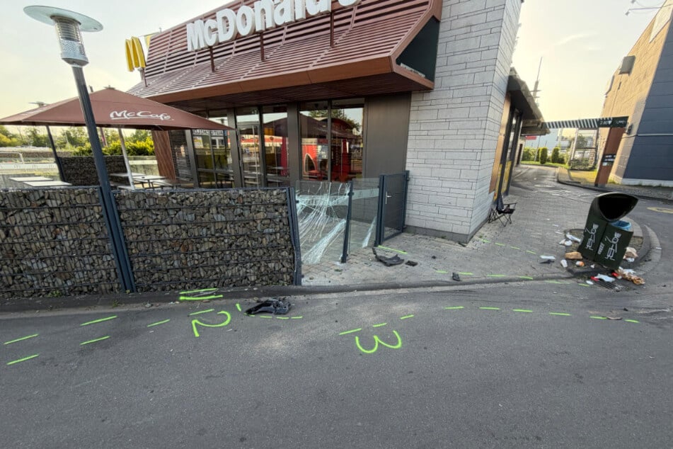 Der 19-Jährige ist bei der Drift-Aktion in den hinteren Teil der McDonald's-Filiale gekracht.