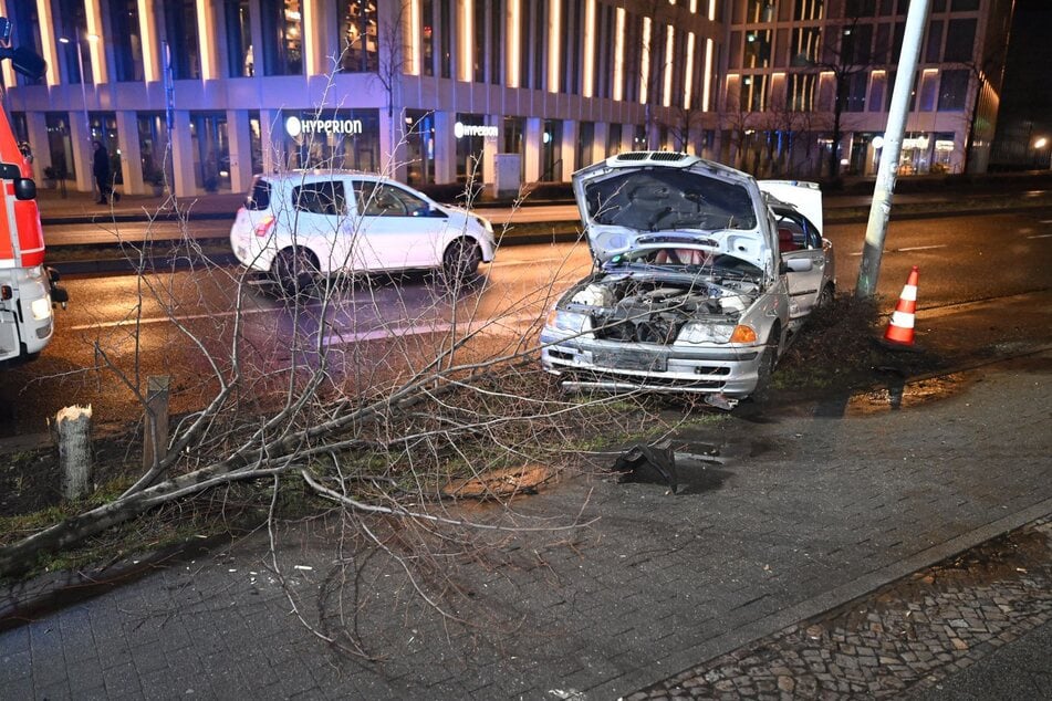 Auf der Brandenburger Straße nahe dem Leipziger Hauptbahnhof ist Donnerstagnacht ein BMW sowohl mit einem Baum als auch einer Straßenlaterne kollidiert.