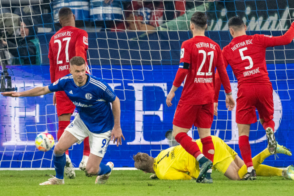 Das letzte Spiel auf Schalke endete für Hertha BSC schmerzhaft. Sie rutschten am 28. Spieltag nach einer Horror-Vorstellung auf Platz 18 ab und verließen diesen seitdem nicht mehr.