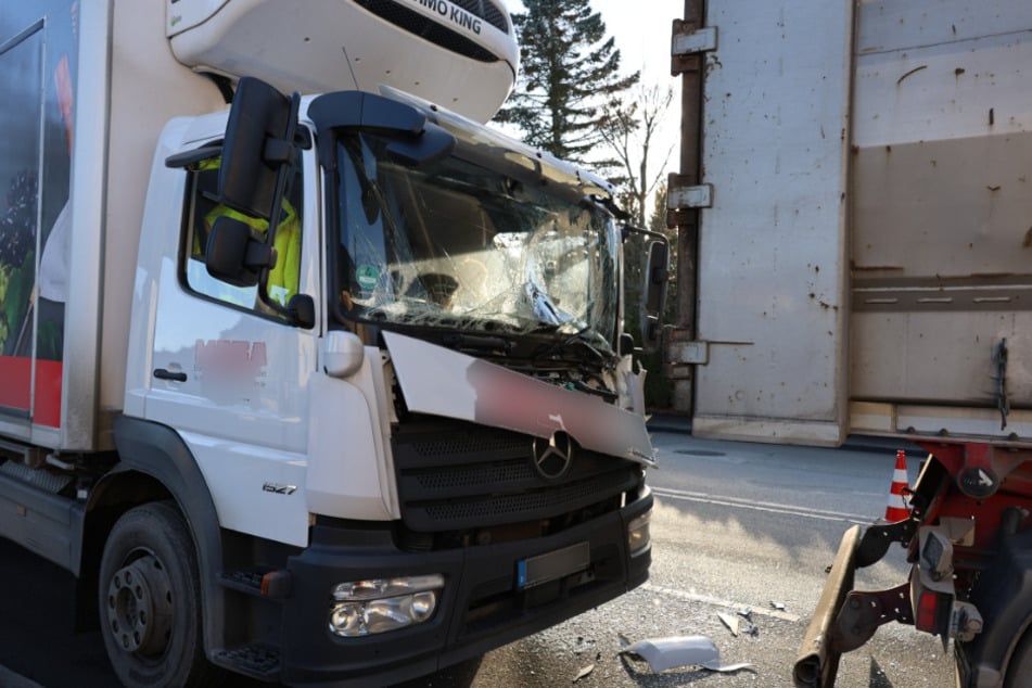 Auch die beiden Lastwagen wurden bei dem Unfall stark beschädigt.