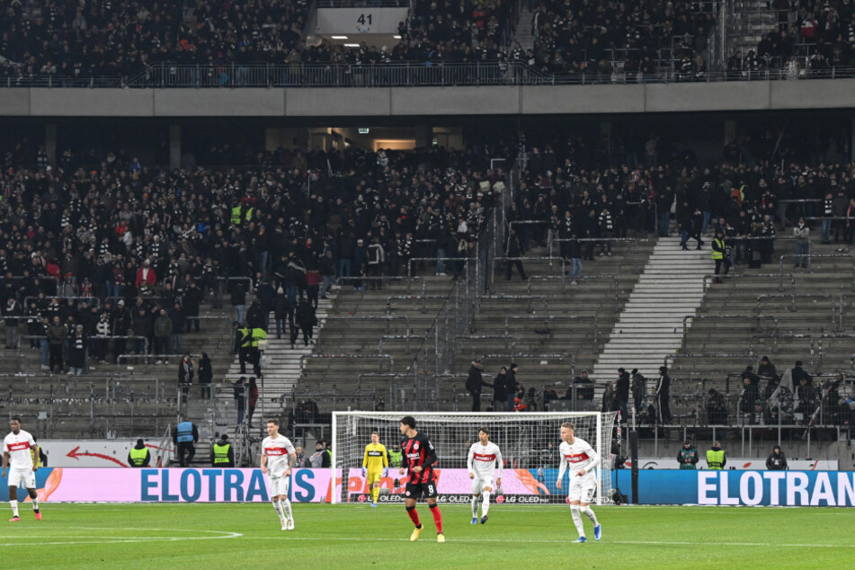 Nach den gewalttätigen Ausschreitungen während der Bundesliga-Partie zwischen Eintracht Frankfurt und dem VfB Stuttgart wurde nun eine deftige Strafe ausgesprochen.