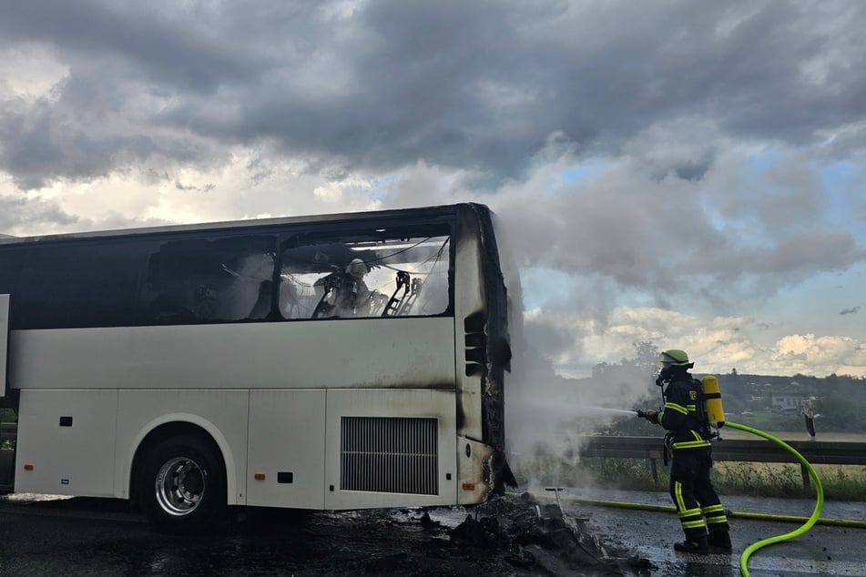 Die Feuerwehr konnte den brennenden Motorraum des Busses schnell löschen. Die Fahrgäste hatten sich zuvor selbst in Sicherheit gebracht.