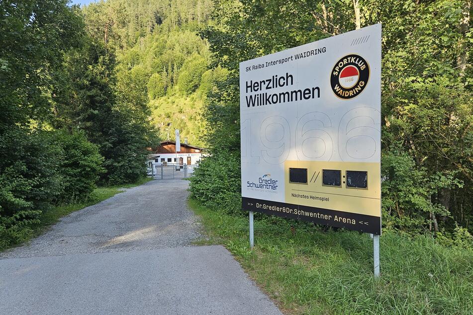 Diese unscheinbare Zufahrt führt zu einem durchaus ansehnlichen Sportgelände.