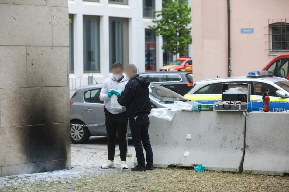 Ulm, am Samstag: Ermittler der Polizei sammeln Beweise an der Synagoge. Der Brandsatz hat gut sichtbare Spuren an der Fassade hinterlassen.