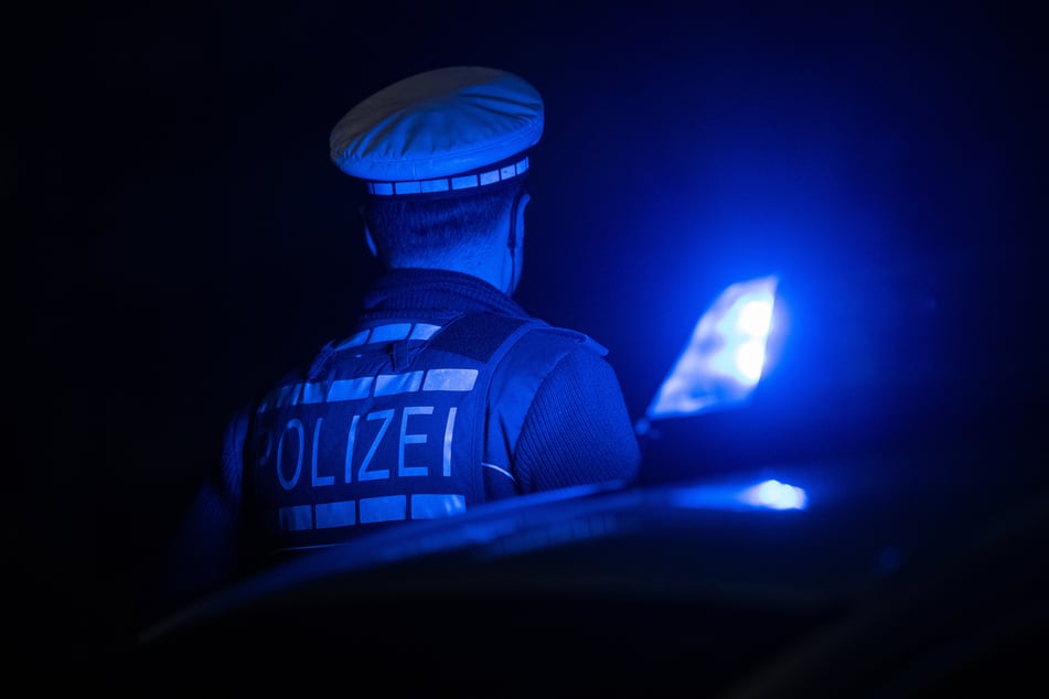 Den alarmierten Beamten gelang es, den Tatverdächtigen unweit der brennenden Garage zu schnappen. (Symbolbild)
