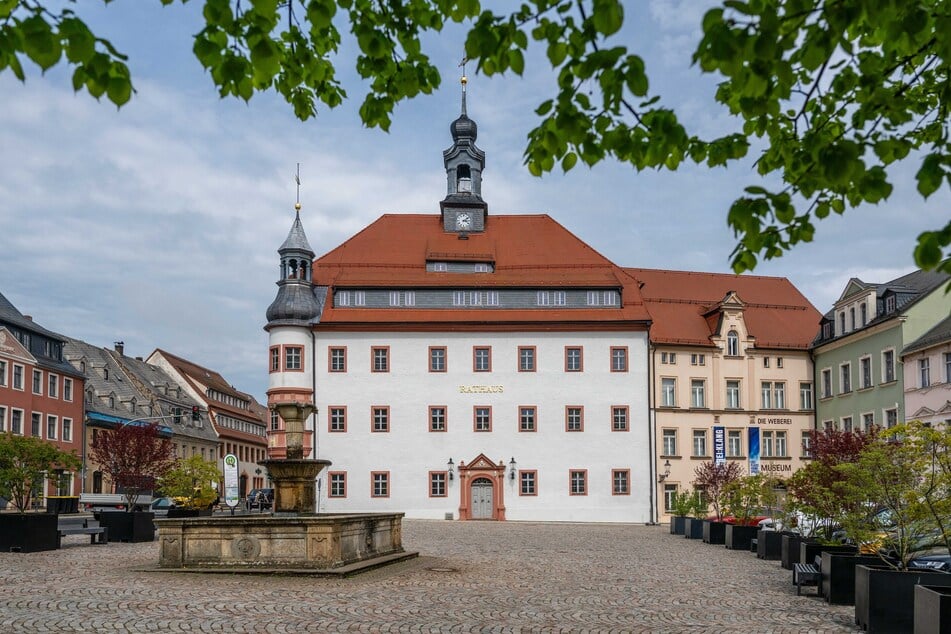 Der Oederaner Marktplatz wird mit dem Restaurant (im grünen Gebäude rechts) wieder deutlich belebter.