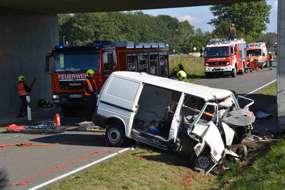 Tödlicher Unfall an der Grenze zu Sachsen: VW knallt gegen Brückenpfeiler, Fahrer stirbt