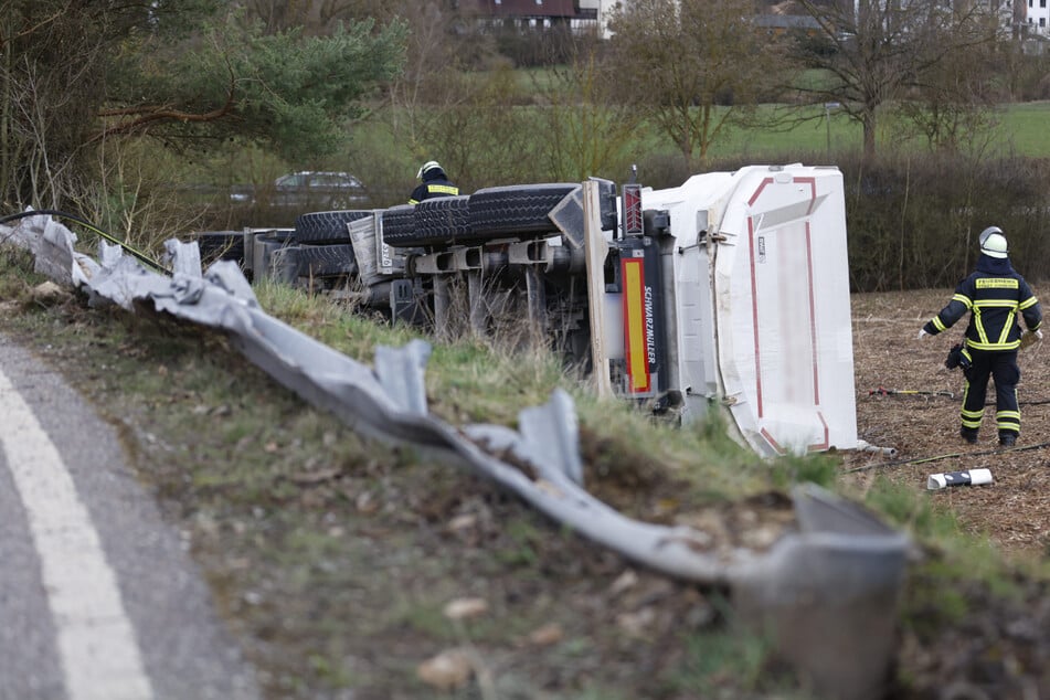 Der Lkw landete in einem angrenzenden Feld.