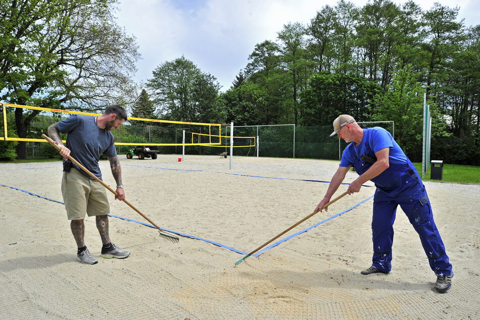 Auch der Volleyball-Platz wird für die Eröffnung vorbereitet.