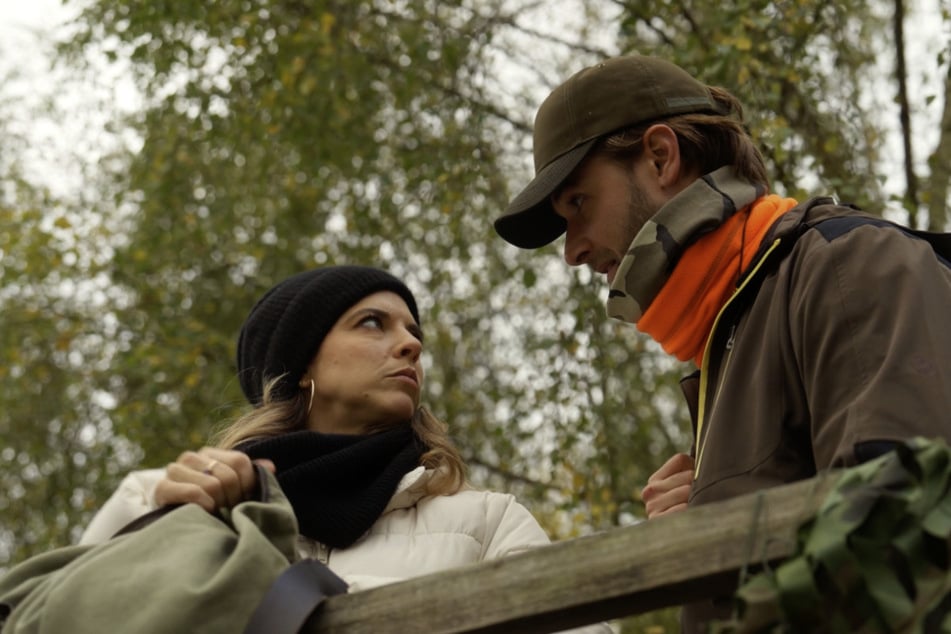 Simon (Thore Lüthje, 33) und Valerie (Maike Johanna Reuter, 36) sind geschockt: Valerie hat nicht auf einen Wolf geschossen, sondern Jonas mit einem Streifschuss erwischt!
