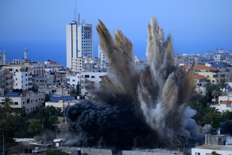 Ein Gebäude explodiert nach einem israelischen Luftangriff. (Symbolbild)