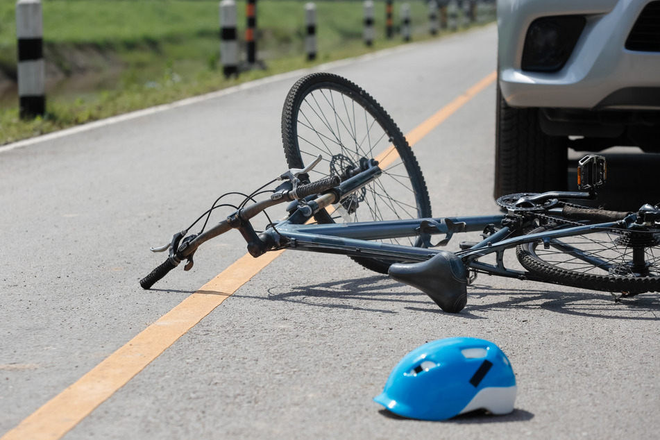 Bei einem Autounfall in Magdeburg wurde eine Radfahrerin schwer verletzt. (Symbolbild)