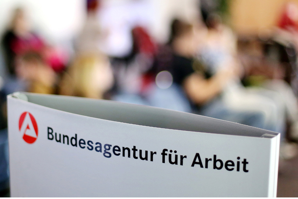 Auf dem Foto ist das Wartezimmer der Bundesagentur für Arbeit zu sehen. Eine Besserung des Arbeitsmarkts zeichnet sich ab.