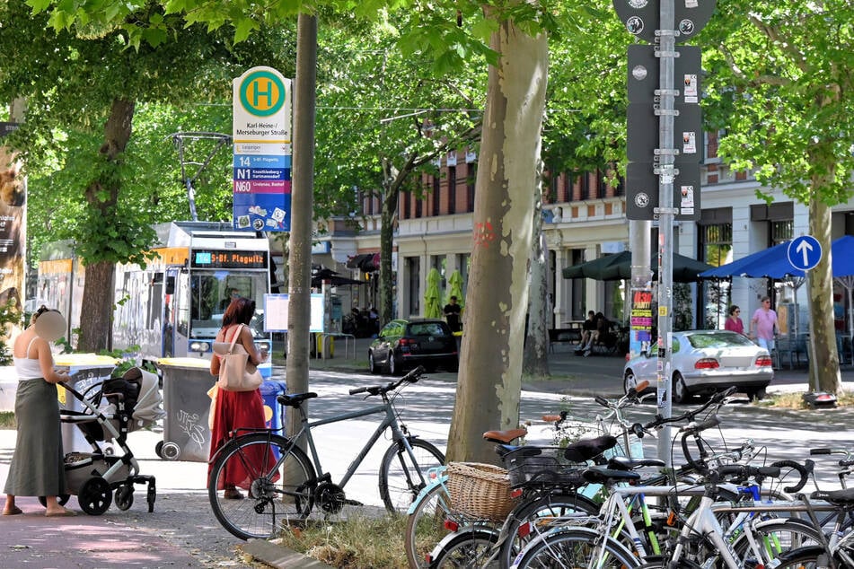 Die Straßenbahn der Linie 14 wird ab 7. April vorerst nicht mehr über die Karl-Heine-Straße fahren. (Archivbild)
