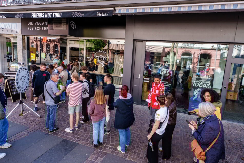 Bei der Neueröffnung der Filiale von "Die Vegane Fleischerei" hat sich in Mainz am Samstag eine lange Schlange gebildet.