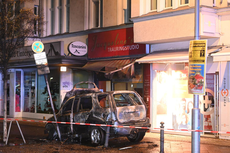 Berlin: Spektakulärer Blitzeinbruch in Berlin-Steglitz: Juwelendiebe rammen Weg mit SUV frei