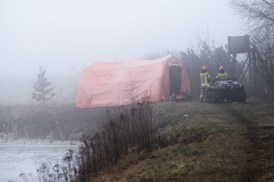 Hubschrauber stürzt ab: Pilot und Insasse tot, zwei weitere Personen verletzt!