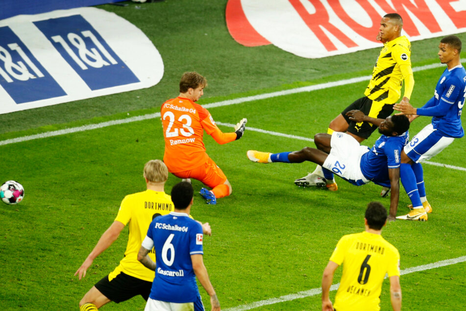 BVB-Innenverteidiger Manuel Akanji (hinten) brach den Bann und erzielte gegen den FC Schalke 04 das 1:0.