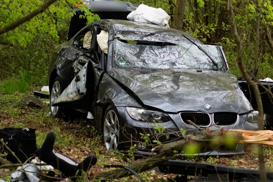 BMW durchbricht Zaun und kracht gegen Baum: Fahrer (18) schwer verletzt