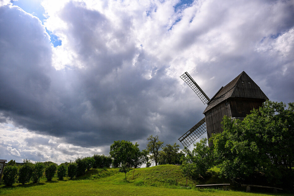 Dunkle Wolken über der Bockwindmühle Vehlefanz: Derzeit gibt es sehr wechselhaftes Wetter in Berlin und Brandenburg.
