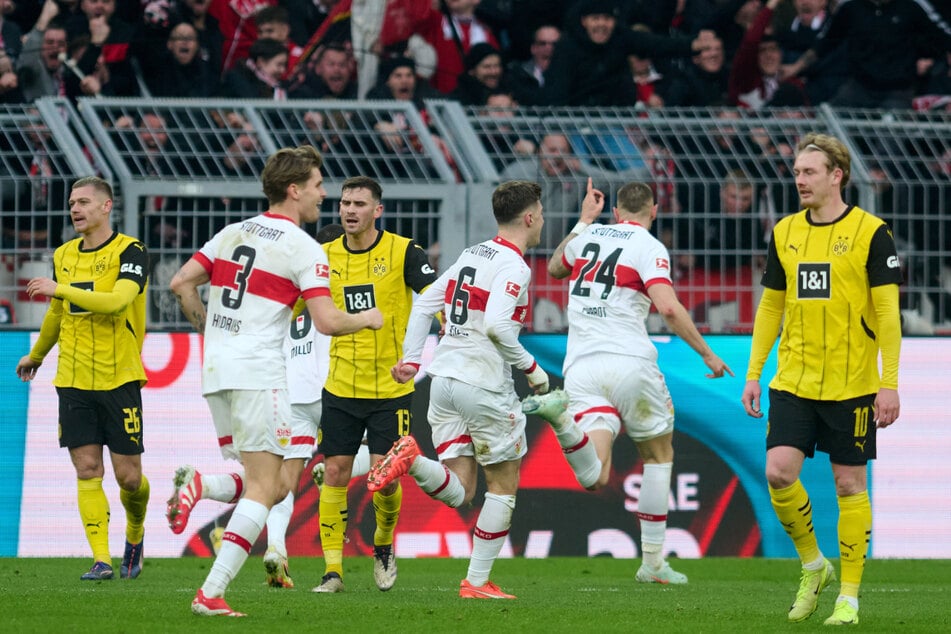 Jeff Chabot (Rückennummer 24) reckte den Zeigefinger in die Luft und drehte zum Jubeln ab. Der Stuttgarter erzielte das zwischenzeitliche 2:0 für seinen VfB.