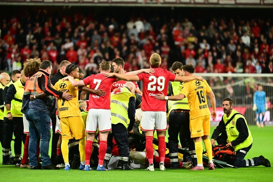 Große Sorge um Josué Homawoo (27): Der Nationalspieler Togos erlitt kurz nach Anpfiff einen epileptischen Anfall.