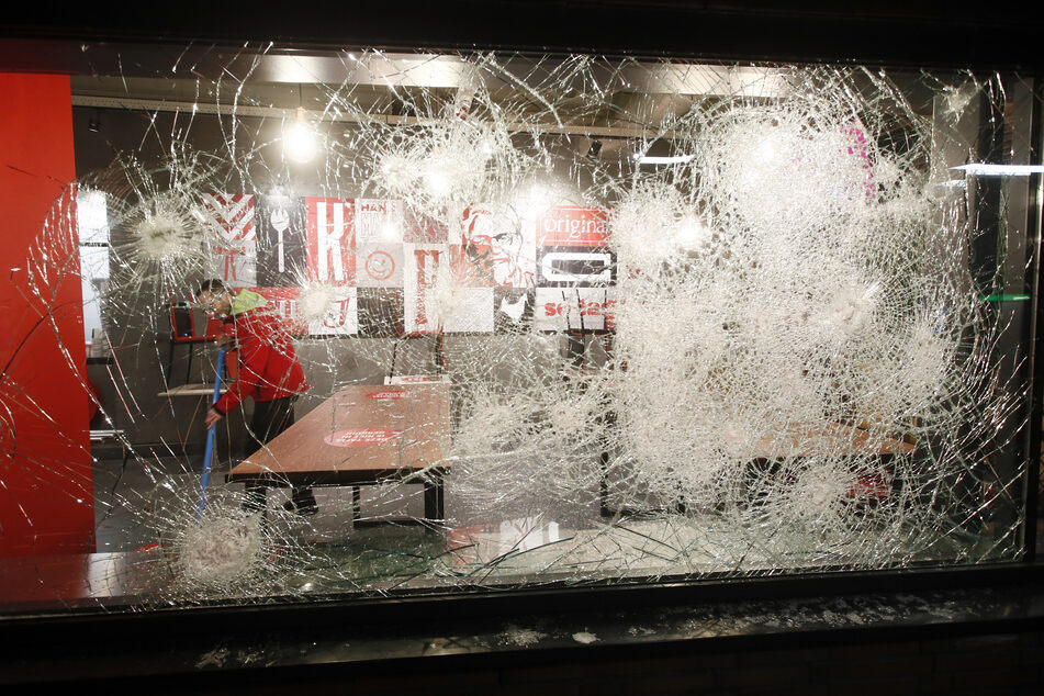 Am zweiten Abend in Folge sind in mehreren Städten in den Niederlanden Unruhen ausgebrochen. Hunderte gewaltbereite Jugendliche hatten sich nach Polizeiangaben am Montagabend kurz vor Beginn der Ausgangssperre wegen der Corona-Pandemie versammelt und die Polizei angegriffen.
