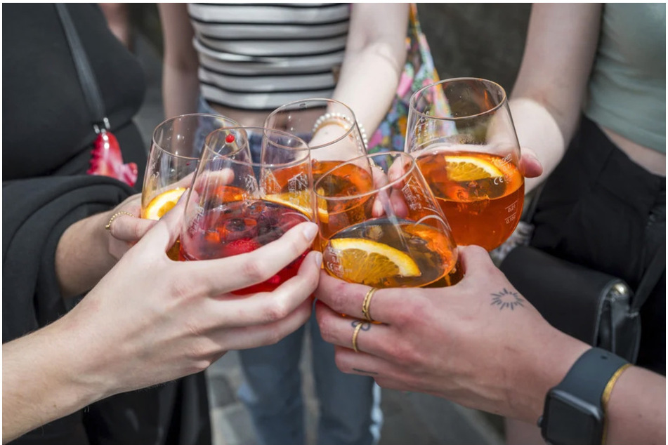 Jeden Sonntag findet im Felix Leipzig der "Aperol Sundowner" statt. (Symbolbild)