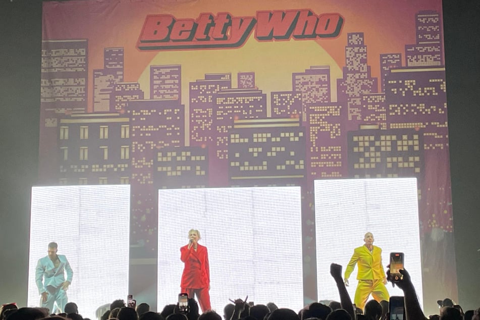Betty Who (c.) lit up Hammerstein Ballroom on Saturday night during the New York City stop of her BIG! Tour.