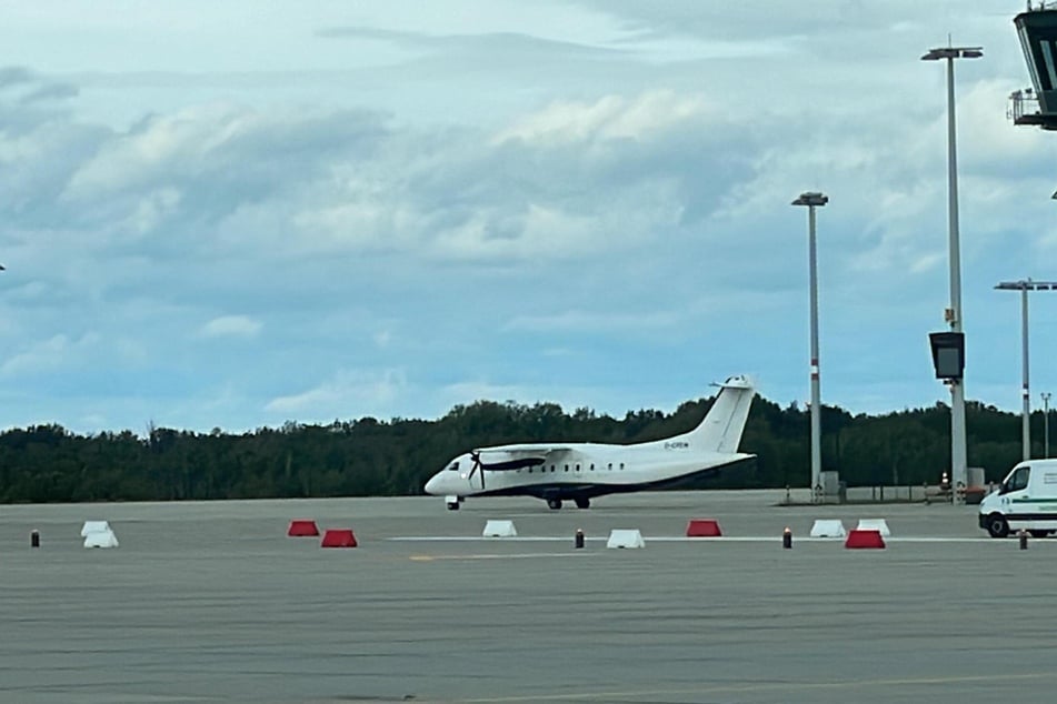 Mit dieser Dornier 328-110 fliegt Dynamo Dresden nach Paderborn.