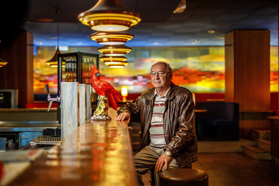 Ingolf Zahn (78) erinnert sich in der "Kakadu"-Bar an seine ersten Bandauftritte.