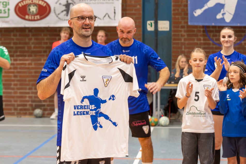Für Geburtstagskind Michael Punte (50) gab es keine schönere Vorstellung, als mit seinen zwei Brüdern und den acht "Punte-Kindern" ein gemeinsames Handballmatch zu spielen.