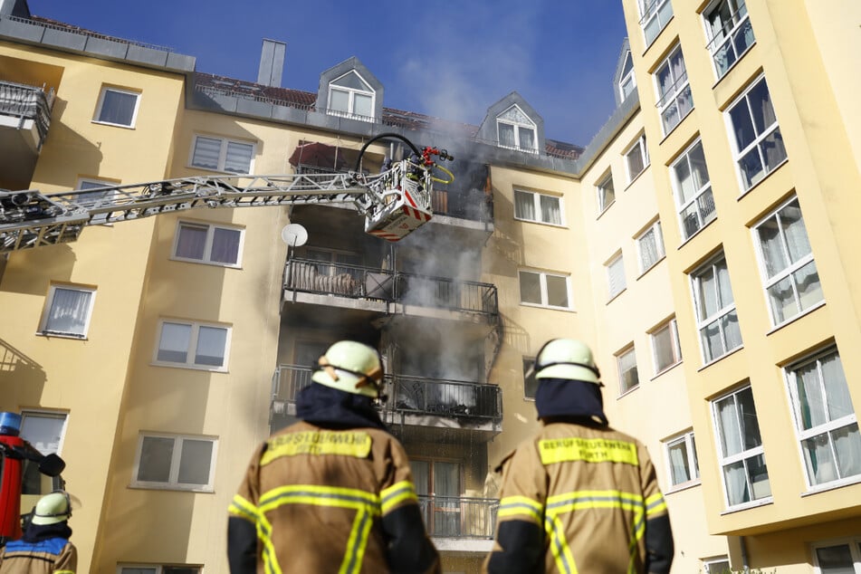 Mehrere Balkone im Innenhof mussten von der Feuerwehr gelöscht werden.