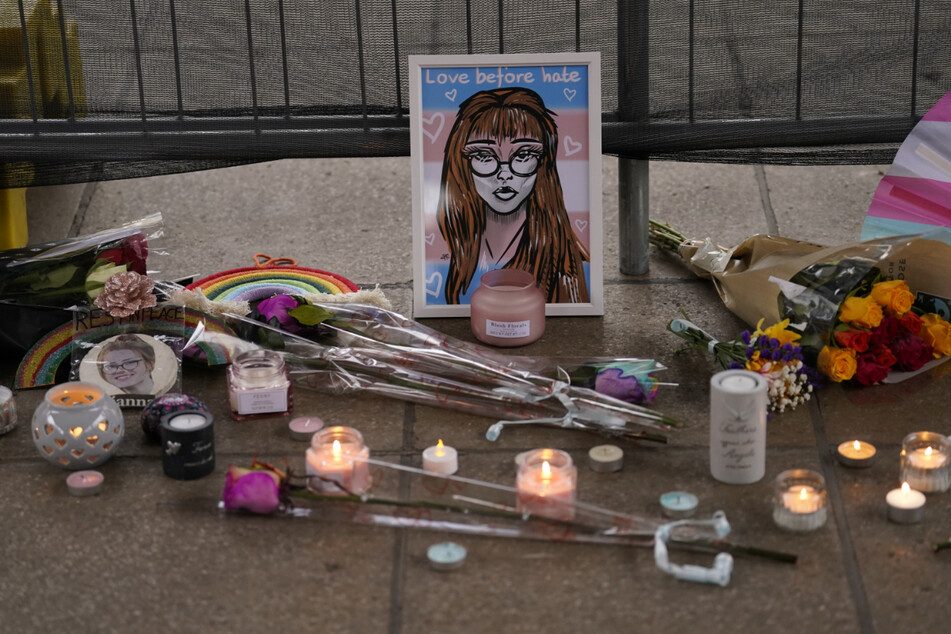 Bei einer Mahnwache auf dem Old Market Place in Warrington wurde der Transgender-Jugendlichen mit Blumen und Kerzen gedacht.