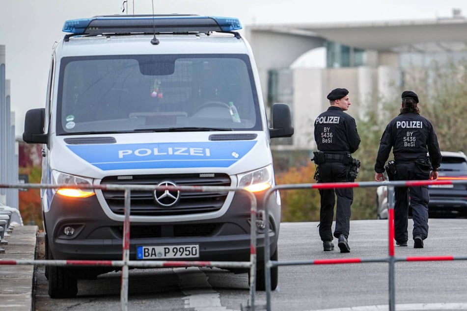 Zur Absicherung des Staatsbesuchs sind am Mittwoch rund 2400 Polizisten auf den Straßen Berlins unterwegs, die während des lange andauernden Großeinsatzes alle versorgt werden müssen.