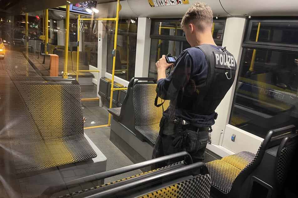 Die Polizei sicherte kurz nach der Tat jede Menge Spuren in der Bahn.