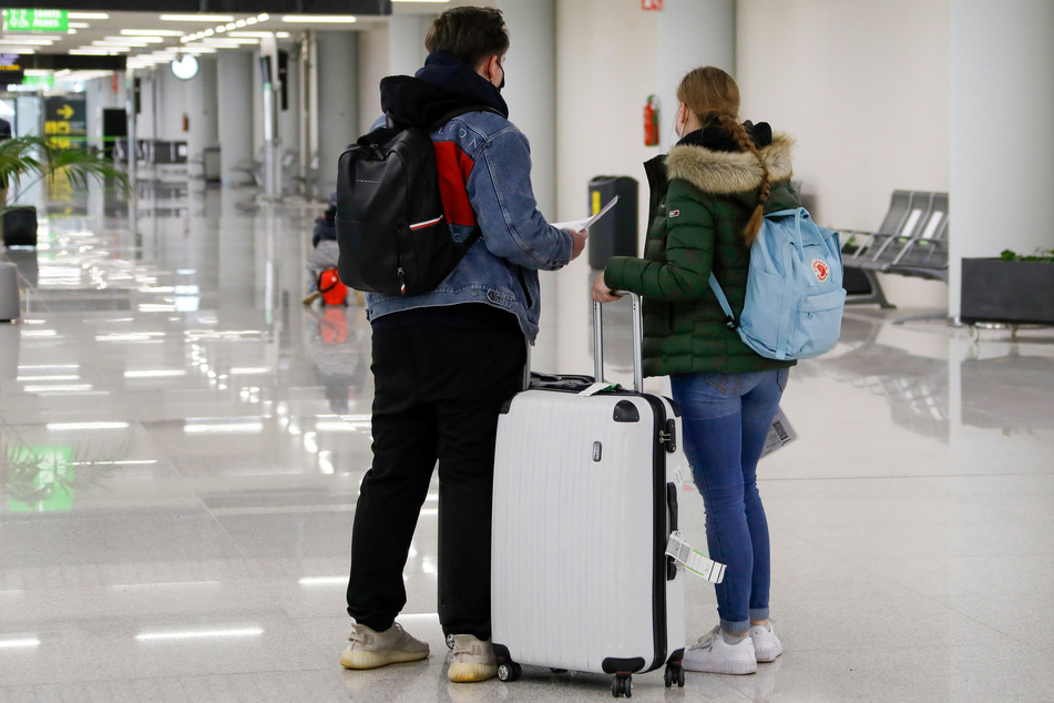 Passagiere kommen auf dem Flughafen von Palma de Mallorca an. Angesichts der Ostertage heißt es im Entwurf, dass Bürgerinnen und Bürger dazu aufgefordert werden, auf "nicht zwingend notwendige Reisen" zu verzichten.