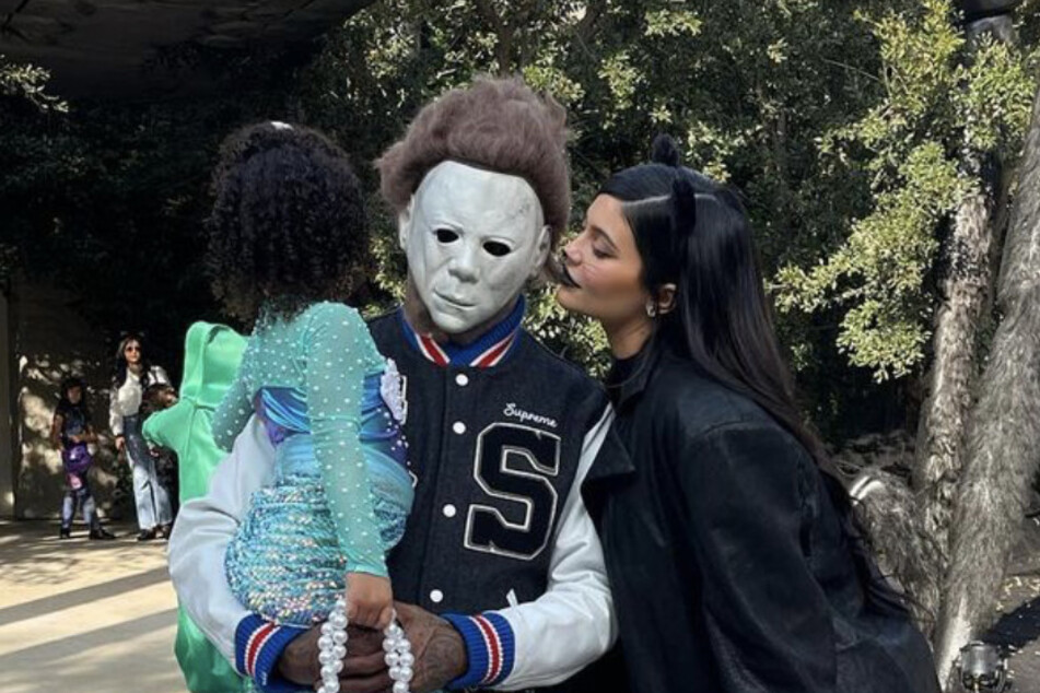 Kylie Jenner (r) and Travis Scott (m) dress up Halloween with their three-year-old daughter, Stormi Webster (l).