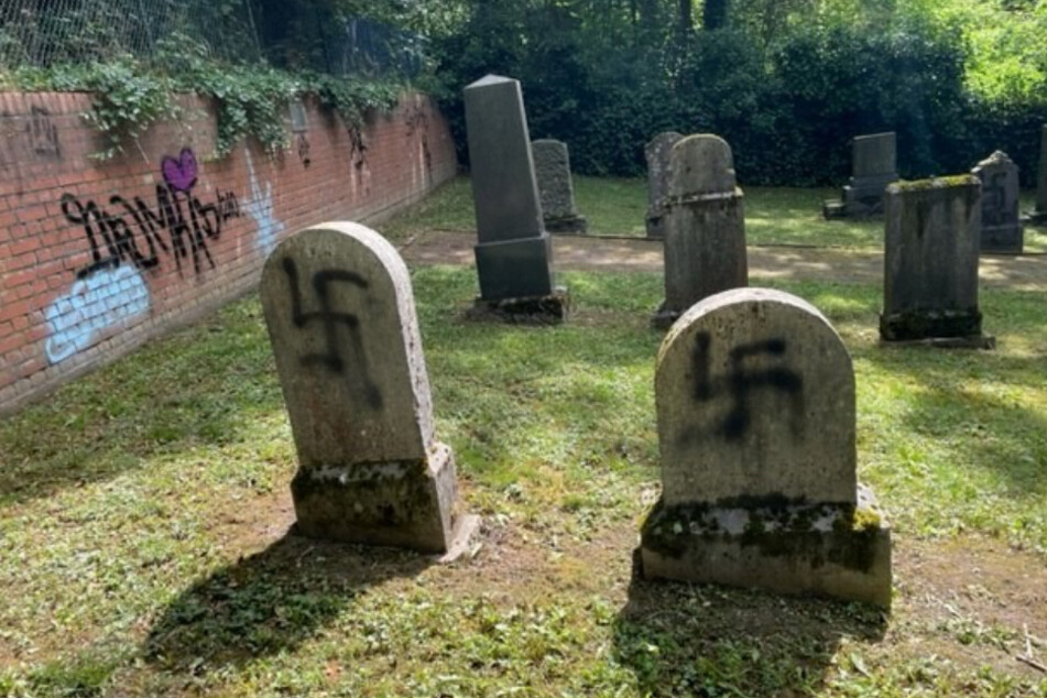 Rechte schmieren Hakenkreuze auf jüdische Gräber - Fahndung läuft!