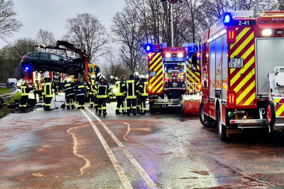 Unfall mit einem Toten und sieben Verletzten auf der B27 in Osthessen: Zahlreiche Rettungskräfte rückten aus, darunter auch etwa 40 Feuerwehrleute und ein Rettungshubschrauber.