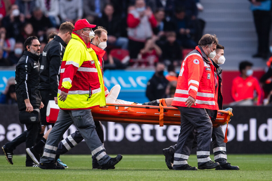 Nachdem Leverkusens Florian Wirtz sich im Zweikampf mit Luca Kilian schwerer verletzt hatte, trugen Rettungssanitäter ihn vom Platz.