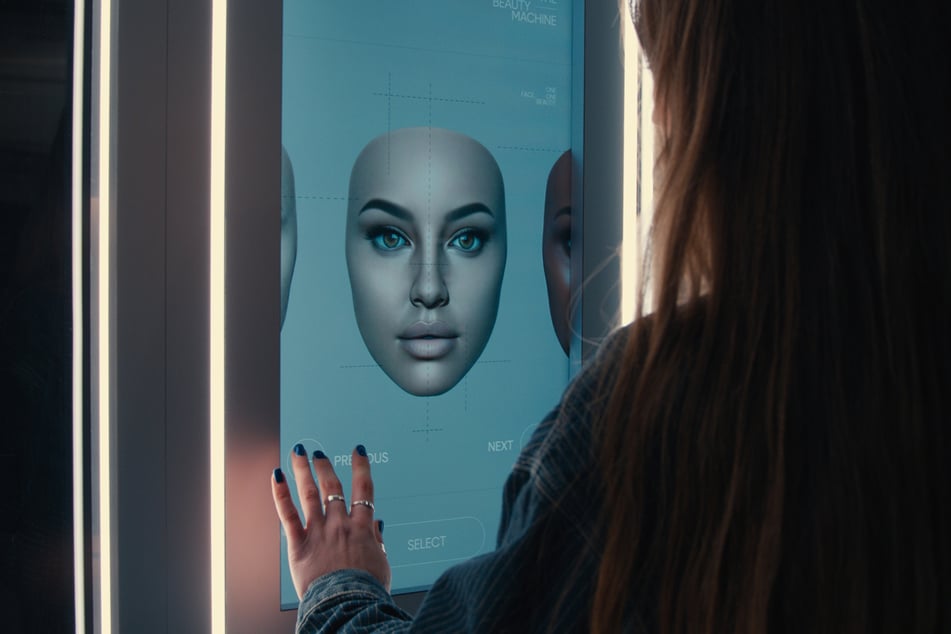 "The Beauty Machine" scannt die Gesichter von Passantinnen und Passanten und lässt sie anschließend scheinbar aus verschiedenen Gesichtern wählen – die sich am Ende jedoch alle stark ähneln und nahezu gleich wirken.