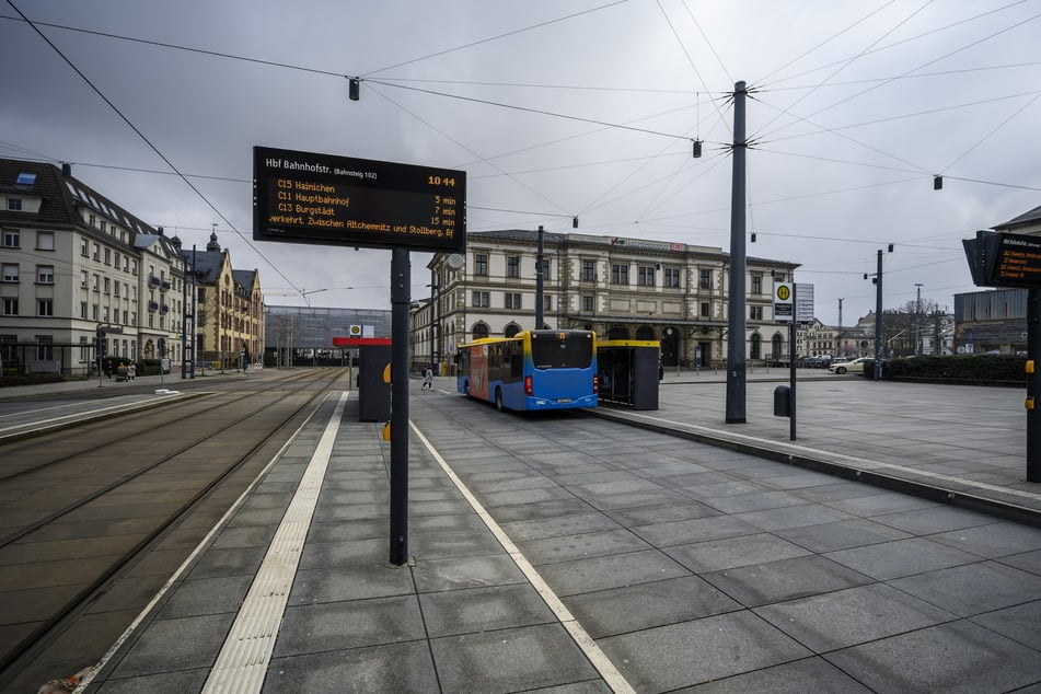In der kommenden Woche wird der Bahnhofsvorplatz halbseitig gesperrt. (Archivbild)